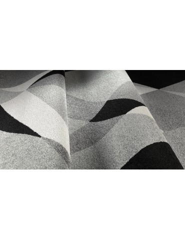 Dettaglio del tappeto geometrico dai colori neutri